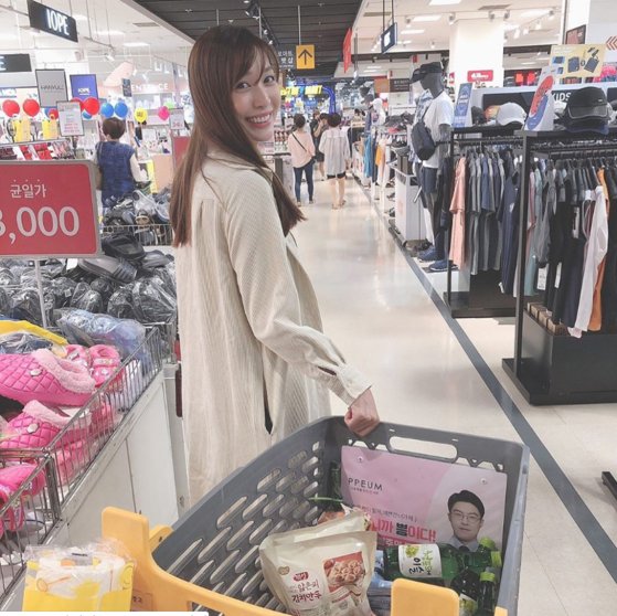 韓国旅行中、スーパーで買い物をしている日本タレントの大島麻衣［写真　インスタグラム］