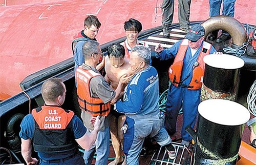 レイ 号 ゴールデン 韓国の自動車運搬船が転覆、取り残された4人を救助 米ジョージア州沖