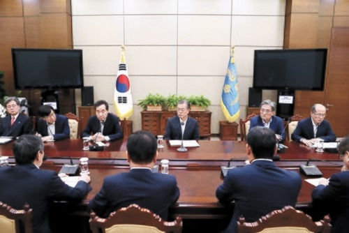 文在寅大統領が先月２２日午後、青瓦台で韓日軍事情報包括保護協定（ＧＳＯＭＩＡ）と関連し国家安全保障会議（ＮＳＣ）常任委員会の会議内容の報告を受けている。この会議でＧＳＯＭＩＡ再延長中断決定が下された。韓日両国がＧＳＯＭＩＡ終了期間である１１月２２日までに妥協点を見つけ再延長の火種を生かすべきとの指摘が出ている。［青瓦台写真記者団］
