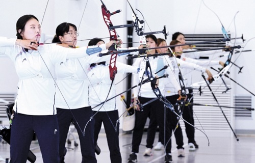 先月６日、忠清北道鎮川（ジンチョン）選手村で練習中の韓国女子アーチェリー代表チーム。