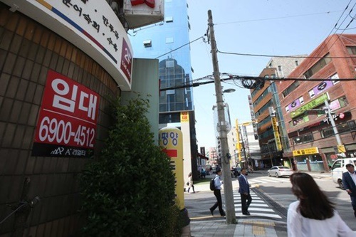 不況の余波でソウル江南（カンナム）でも空き店舗が目立つ。［中央フォト］