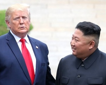 トランプ大統領（左）と金正恩（キム・ジョンウン）国務委員長（右）
