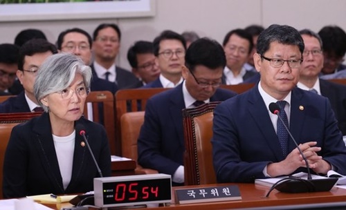 韓国の康京和外交部長官が16日に国会で開かれた外交統一委員会に出席して発言している。右側は金錬鐵（キム・ヨンチョル）統一統一部長官。オ・ジョンテク記者