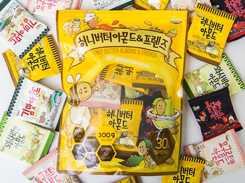 韓国土産として日本からの観光客に大人気の「ハニーバターアーモンド」。韓国でのハニーバター味ブームが落ち着いても、ロングセラー商品として愛されています。