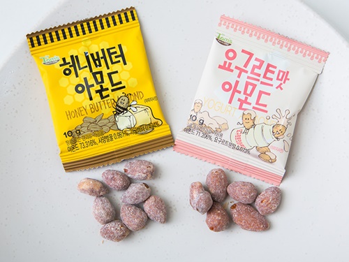 甘じょっぱいフレーバーのハニーバター（写真左）とヤクルトは、見た目はそっくり！ヤクルト味は独特の酸味がしっかり再現されています。