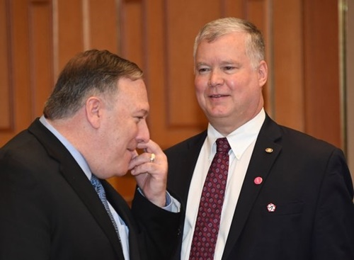６月３０日午前、青瓦台でマイク・ポンペオ米国務長官（写真左）とスティーブン・ビーガン米国務省対北朝鮮政策特別代表が韓米拡大首脳会談前に言葉を交わしている。　［写真　青瓦台写真記者団］