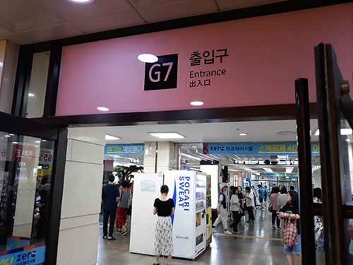 「ＧＯＴＯ　ＭＡＬＬ」から地下食堂街へ向かうには、Ｇ７出口から。食堂街すぐ近くにある「Ｎｏ　Ｂｒａｎｄ　江南ターミナル店」を目指すと、迷いにくいでしょう。