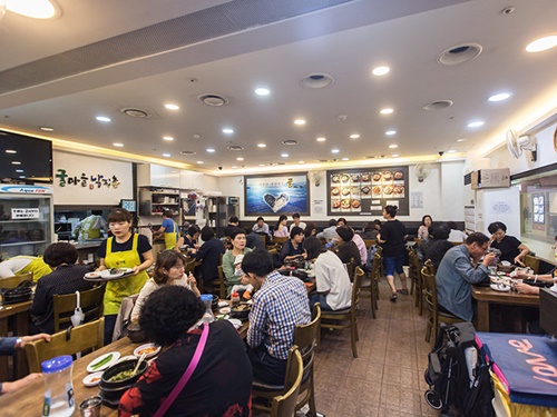駅やバスターミナルの近くとあって、おひとりさまも利用しやすく、サッと食事を済ますのに適した雰囲気。