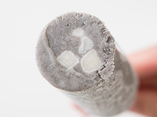 香ばしい風味の黒ゴマアイスの中に、噛み応えのあるお餅の粒がたっぷり！「ＣＵ」などの韓国コンビニで購入できます。