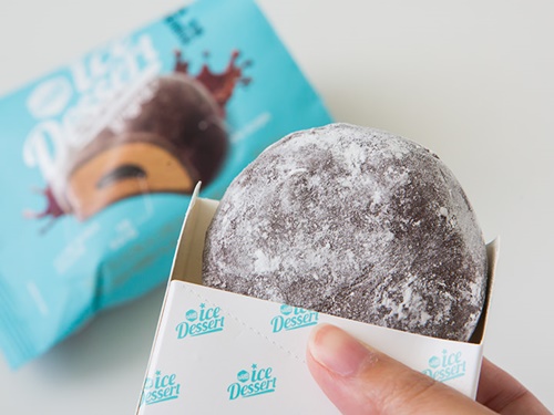 お餅生地で包まれたアイスの中に、さらにシロップが入った濃厚な味！手が汚れづらい包装になっているのも嬉しいポイントです。韓国コンビニ「ＧＳ２５」で、各１，５００ウォンで販売しています。