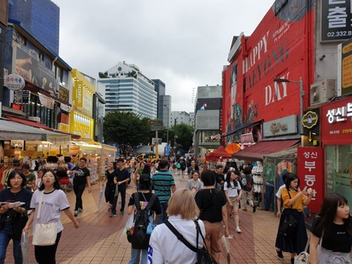観光客がソウル麻浦区（マポグ）弘大（ホンデ）の「若さの街」を歩いている。［中央フォト］