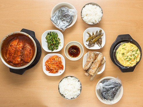 食欲の秋には、旬の食材を使った韓国料理を楽しみたいもの。南大門（ナンデムン）の老舗店「中央食堂（チュンアンシッタン）」では韓国式に味付けされた「太刀魚の煮付け（カルチチョリム、１人前９，０００ウォン、写真は２人前）」をいただけます。