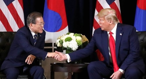 国連総会出席のため米国を訪問中の韓国の文在寅大統領（左）が２３日午後（現地時間）、ニューヨークのインターコンチネンタルバークレーホテルで米国のトランプ大統領との首脳会談を行った。文大統領が冒頭発言を終えた後、両首脳が握手をしている。［写真　青瓦台写真記者団］