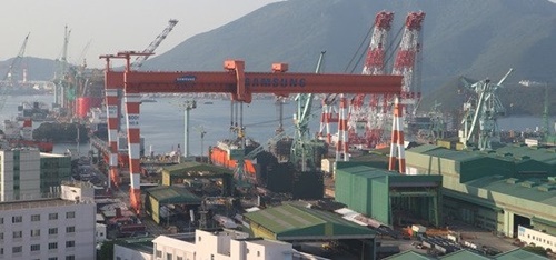 慶尚南道巨済市のサムスン重工業ドックで船舶建造作業が進んでいる。［写真　サムスン重工業］