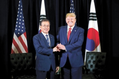 文在寅大統領とトランプ大統領が２３日（現地時間）、米ニューヨークのインターコンチネンタルバークレーホテルで９回目の韓米首脳会談をした。　［青瓦台写真記者団］