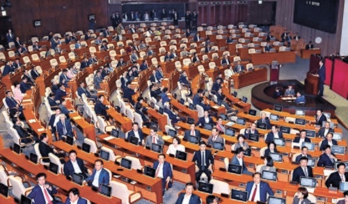２６日、チョ・グク法務部長官が任命後初となる国会対政府質問に出席して新任国務委員の資格で挨拶を述べている間、自由韓国党議員が椅子を反対にしてチョ長官に背を向ける形で座っている。