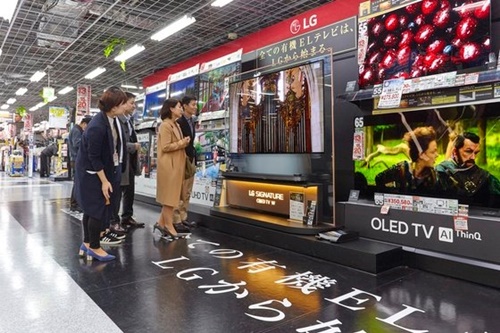日本東京秋葉原にある電子製品売り場にＬＧのテレビが展示されている。「すべての有機ＥＬテレビは、ＬＧから始まる」というフレーズが貼られている。［写真　ＬＧエレクトロニクス］