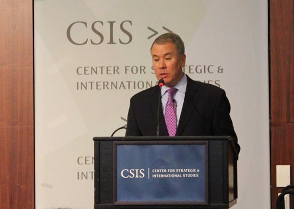 ジョン・ルード米国防総省政策次官が、ワシントンで開かれた「中央日報－ＣＳＩＳフォーラム」で演説している。イ・グァンジョＪＴＢＣ記者