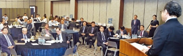 世界経済研究院の司空壱名誉理事長が３０日に「韓国型長期不況の可能性と危機管理対策」を主題に開かれたＮＥＡＲ財団のセミナーで基調講演をしている。ホ・ムンチャン記者