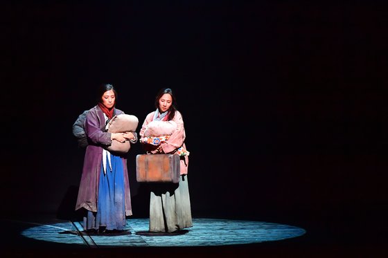 韓国の創作オペラ『１９４５』のプニ（左）と慰安所から一緒に出てきた日本人のミズコ。［写真　国立オペラ団］