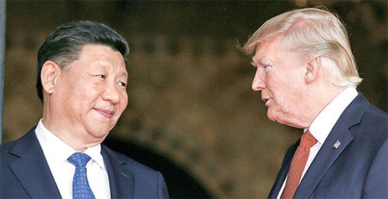 ２０１７年４月６日に首脳会談をするトランプ米大統領（右）と習近平中国国家主席。［中央フォト］