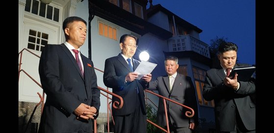 米朝実務交渉北朝鮮側の金明吉首席代表（中央）が米国との会談後北朝鮮大使館に戻り米国を非難する立場を発表している。キム・ソンタク特派員