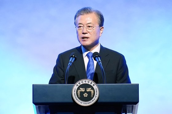 文在寅大統領が５日にソウル市内のホテルで開かれた「第１３回世界韓人の日記念式」で記念演説をしている。［写真　青瓦台］