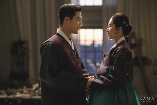 歌手カンナムと李相花［写真　カマスタジオ］