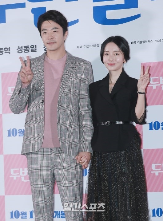 ８日午後、ソウル龍山ＣＧＶで開かれた映画『二度しましょうか』のマスコミ試写会に登場した俳優クォン・サンウ（左）と女優イ・ジョンヒョン。