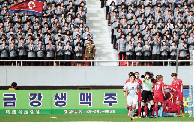 サッカー 孫興民が行く金日成競技場には銃を持った軍人がいる Joongang Ilbo 中央日報