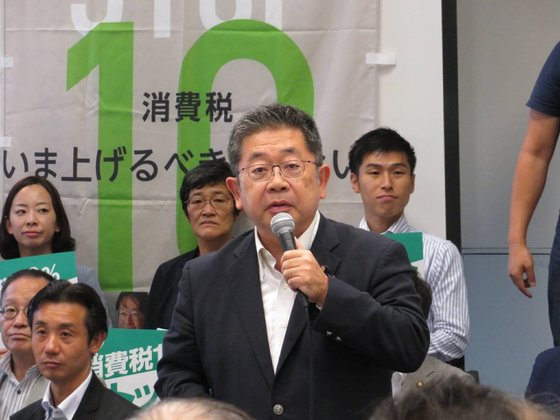 先月１２日、日本の国会で「消費税増税ストップ」集会に参加した小池晃・日本共産党書記局長が立ち上がって発言している。［写真　ツイッターキャプチャー］