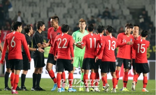 ２０２２カタールＷ杯アジア地域２次予選の韓国－スリランカ戦が１０日午後、京畿道華城総合競技タウン主競技場で行われた。８－０で勝利した韓国代表選手が試合後に勝利を祝っている。