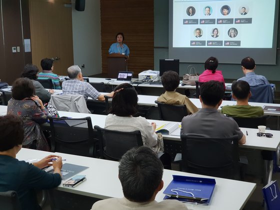 ５日、ソウル江南（カンナム）のコンベンションセンターで開催された米国投資移民説明会で参加者が説明を聞いている。　イム・ソンビン記者
