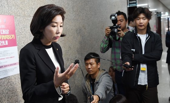 チョ・グク法務部長官が辞任を電撃発表した１４日午後、野党「自由韓国党」の羅卿ウォン院内代表が国会院内代表室前で立場を明らかにしている。　ピョン・ソング記者