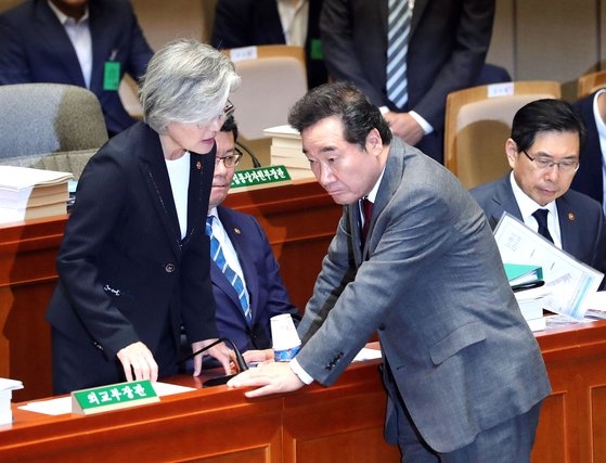 韓国の李洛淵首相（右）が２６日午前、ソウル汝矣島（ヨイド）の国会予算決算特別委員会全体会議に出席して康京和外交部長官（左）と話している。中央は金錬鐵（キム・ヨンチョル）統一部長官。　キム・ギョンロク記者