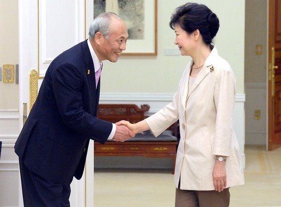 ２０１４年７月２５日午前、青瓦台で当時の朴槿恵（パク・クネ）大統領が舛添要一東京都知事と会い、握手している。［青瓦台写真記者団］
