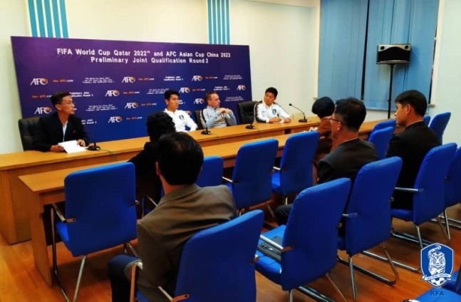 韓国代表のベント監督と李鎔が１４日、平壌金日成競技場で記者会見に出席した。北朝鮮記者５人が取材した。［写真　大韓サッカー協会］