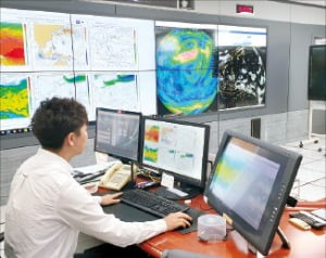 韓国国家台風センターのキム・デジュン台風予報官が今月１４日、台風センター２階の統制室でメインコンピュータを使って気象状況を確認している。　パク・ジヌ記者