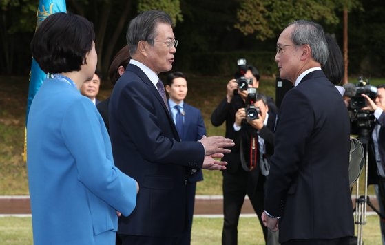 文在寅大統領と金正淑夫人が１８日午後、青瓦台で駐韓外交団を招請して開いた行事で、長嶺安政駐韓日本大使とあいさつしている。　青瓦台写真記者団