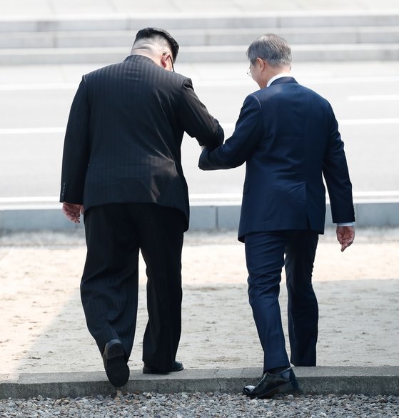 文在寅政権が南北対話を強調してきたが、北朝鮮は挑発を続けている。このため韓国政府が北朝鮮の反応を気にして振り回されているという批判が出ている。北朝鮮の金正恩国務委員長が２０１８年４月２７日、文在寅大統領の手を握って軍事境界線の北側に越えている。［青瓦台写真記者団］