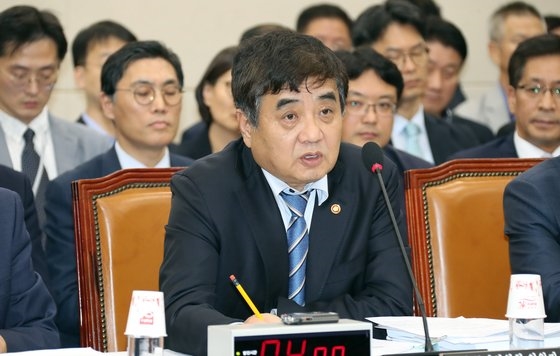韓相赫（ハン・サンヒョク）放送通信委員会委員長が２１日午後、国会で開かれた科学技術情報放送通信委員会国政監査で議員の質問に答えている。ビョン・ソング記者