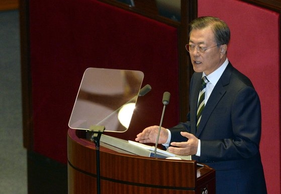 文在寅大統領が２２日、国会本会議場で２０２０年度予算案の施政演説を行っている。ビョン・ソング記者