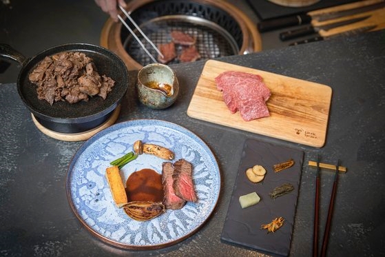 ソウル三成洞（サムソンドン）に位置したレストラン「モトゥンイウＲＩＰＥ」に登場する韓牛おまかせ料理。シェフが炭火で肉を焼き、個人の皿に少しずつ盛りつけてくれる。チャン・ジニョン記者
