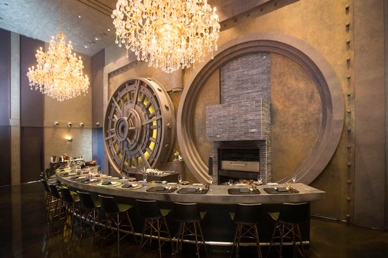レストラン「モトゥンイウＲＩＰＥ」の室内風景。大型シャンデリアと半円形の長いカウンターが置かれたインテリアがモダンに見える。チャン・ジニョン記者