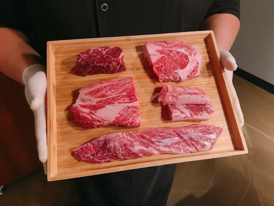 「クェトゥル」のシェフが今日の料理に使われるさまざまな部位の肉を紹介している。ソ・ジョンミン記者