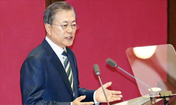 文在寅大統領が２２日に国会本会議場で２０２０年政府予算案に対する施政演説をしている。来月９日に任期の折り返し点を回る文大統領は「革新と包容、公正と平和経済で『ともによく暮らす国』を作ることがわれわれが進むべき道」と話した。ホ・ムンチャン記者