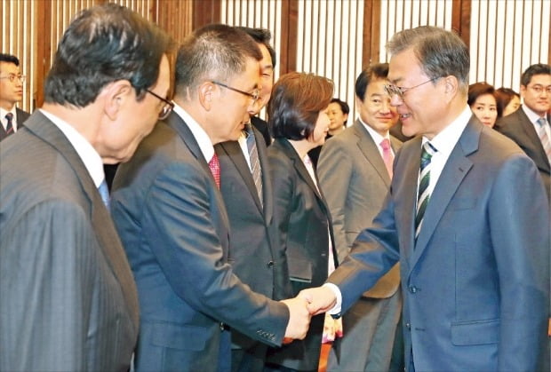 文在寅大統領が２２日午前、国会施政演説をする前に各党指導部と歓談するため国会議長接見室に入り黄教安自由韓国党代表（左から２人目）と握手している。一番左は李海チャン「共に民主党」代表。ホ・ムンチャン記者