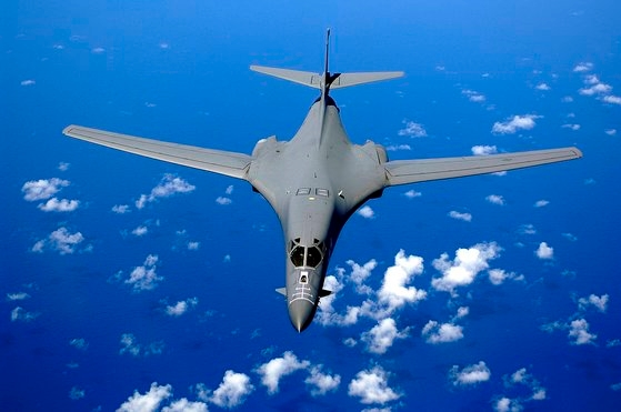 太平洋上空を飛行するＢ－１Ｂランサー。この爆撃機は核攻撃をできないが、米軍の戦略資産に挙げられる。［写真　米空軍］
