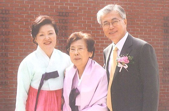 文在寅大統領、金正淑夫人と母親の姜韓玉さん