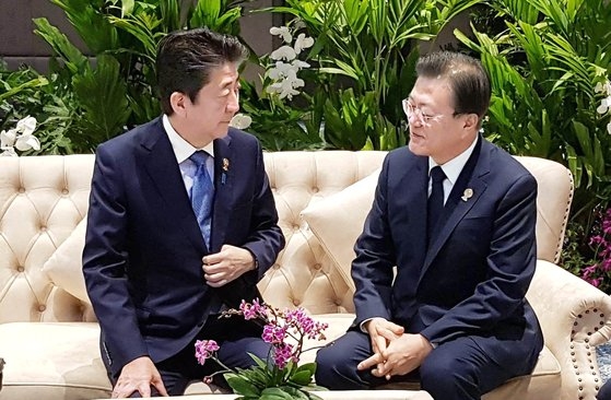 韓国の文在寅大統領と日本の安倍晋三首相が４日午前（現地時間）、タイ・バンコクのインパクトフォーラムでＡＳＥＡＮプラス３首脳会議の前に歓談している。［写真　青瓦台］